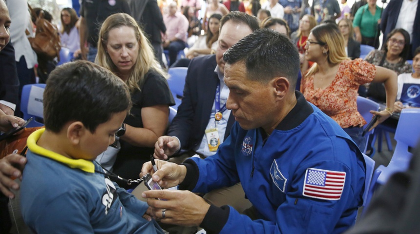 astronauta frank rubio ninos el salvador