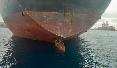 migrantes sobrevivientes en barco petrolero