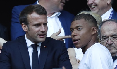 delantero kylian mbappe junto macron