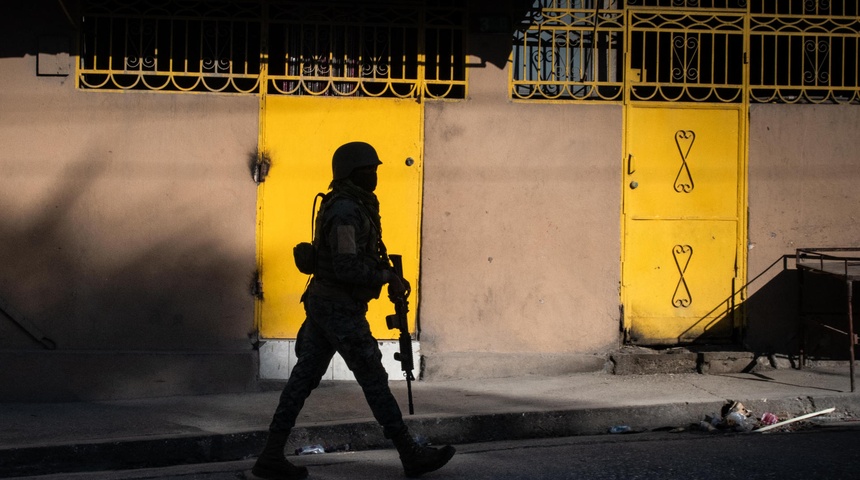 integrantes policia vigilan calles haiti