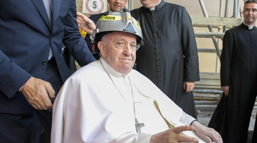 papa francisco iglesia catolica visita tumba celestino v italia