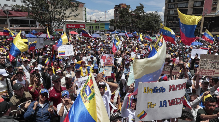 venezolanos se manifiestan. en colombia