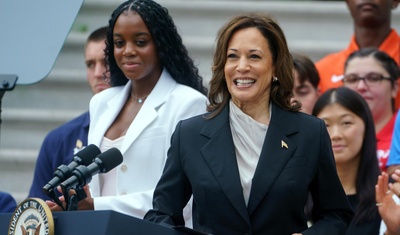 kamala harris elogia mandato biden