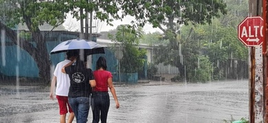 lluvias en nicaragua poblacion con paraguas