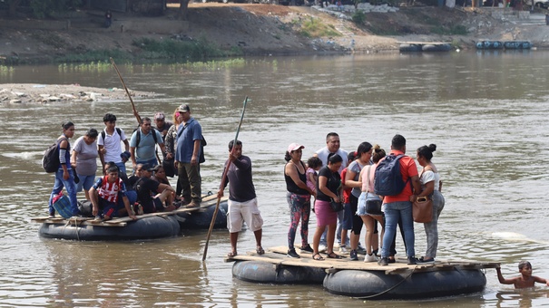 migrante cruce rio chiapas mexico