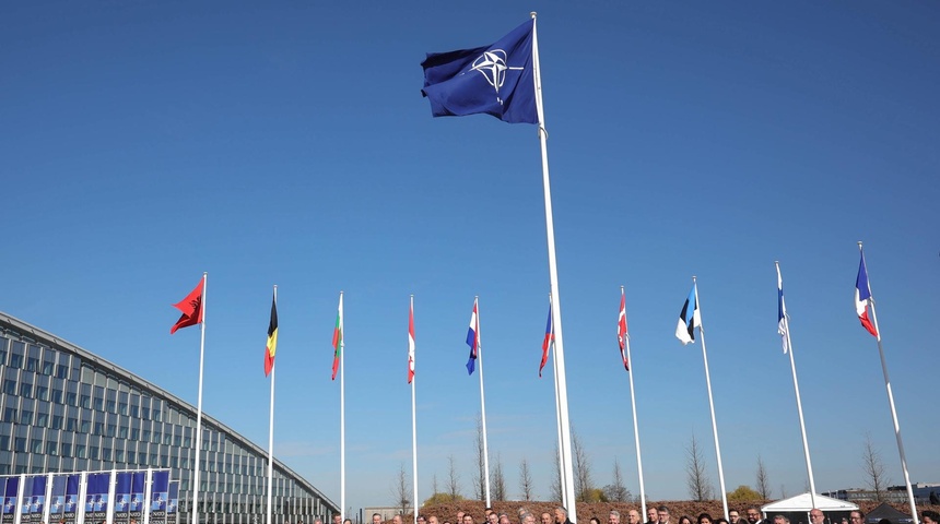 bandera de Finlandia ondea en la OTAN