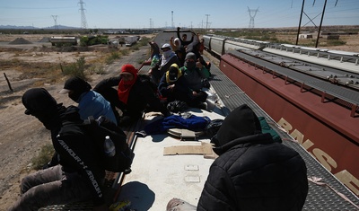 migrantes viajan tren mexico