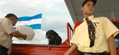 hondureño hechando gasolina