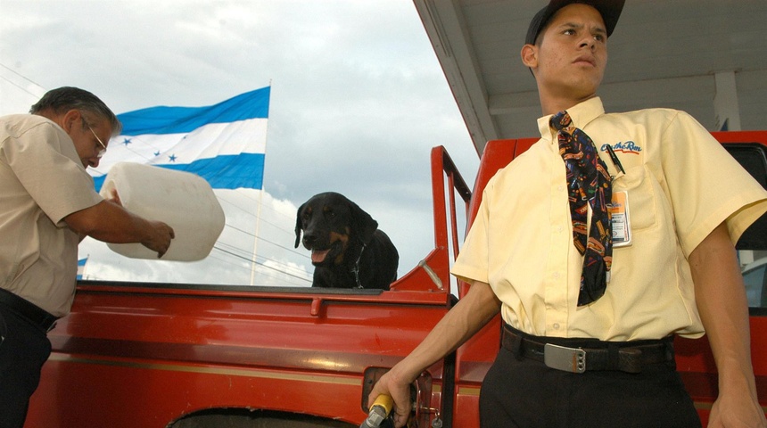 hondureño hechando gasolina