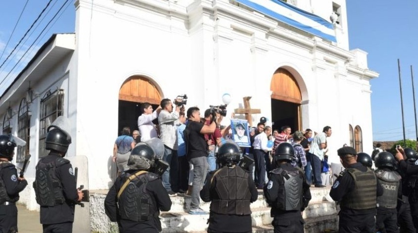 policias afuera de parroquia en masaya