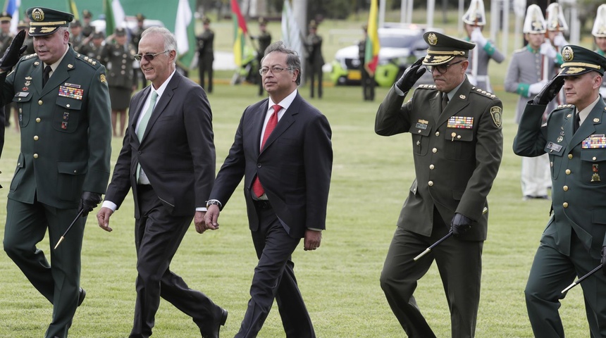 gustavo petro presidente colombia nuevo director policia nacional