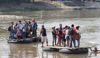 migrante cruce rio chiapas mexico