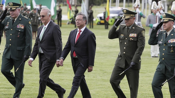 gustavo petro presidente colombia nuevo director policia nacional