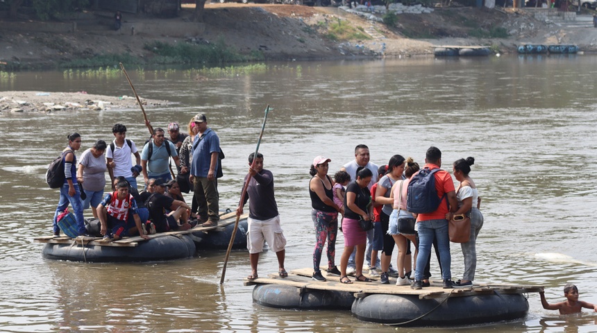 migrante cruce rio chiapas mexico