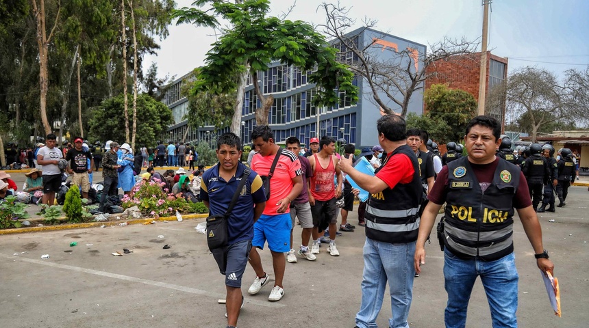 policia peru detiene manifestantes