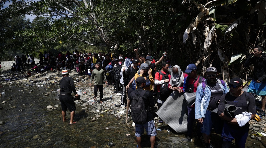 migrantes transitan selva darien panama