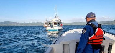 fuerza naval nicaragüense rescata a pescadores ticos