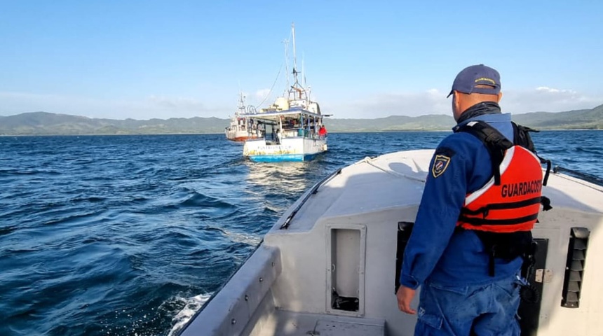 fuerza naval nicaragüense rescata a pescadores ticos