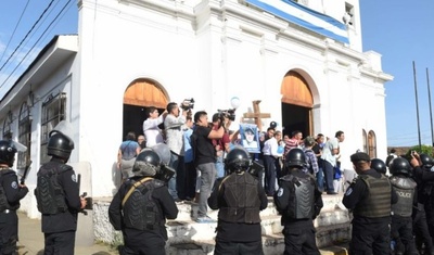 policias afuera de parroquia en masaya