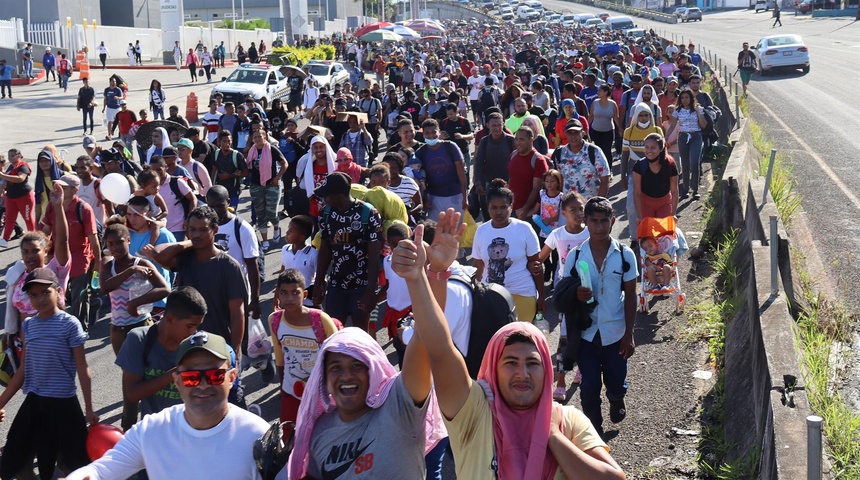 Miles de migrantes caminan en caravana en la ciudad de Tapachula