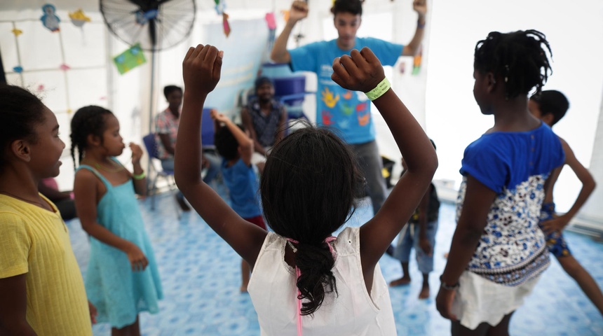 niños migrantes cruzan darien panama