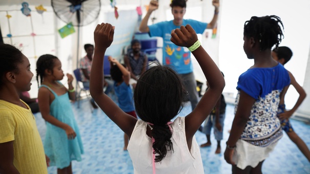 niños migrantes cruzan darien panama