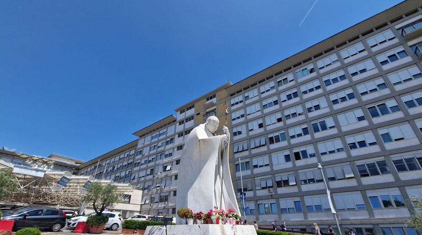 papa francisco en posoperatorio en roma