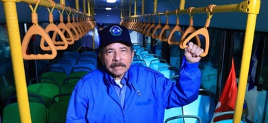 daniel ortega posa buses chinos