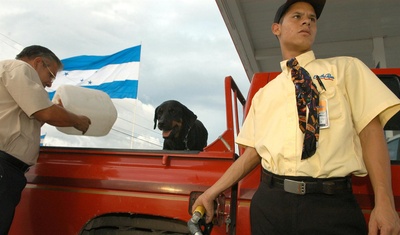 hondureño hechando gasolina