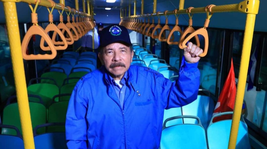 daniel ortega posa buses chinos