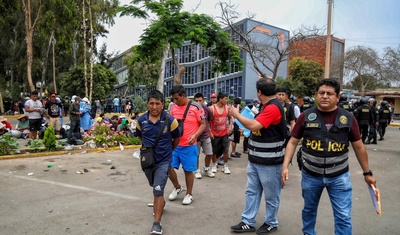 policia peru detiene manifestantes