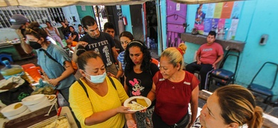 Migrantes reciben comida en albergue "La roca de la Salvación", en Tijuana, Baja California, México.