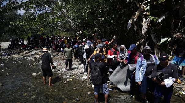 migrantes transitan selva darien panama