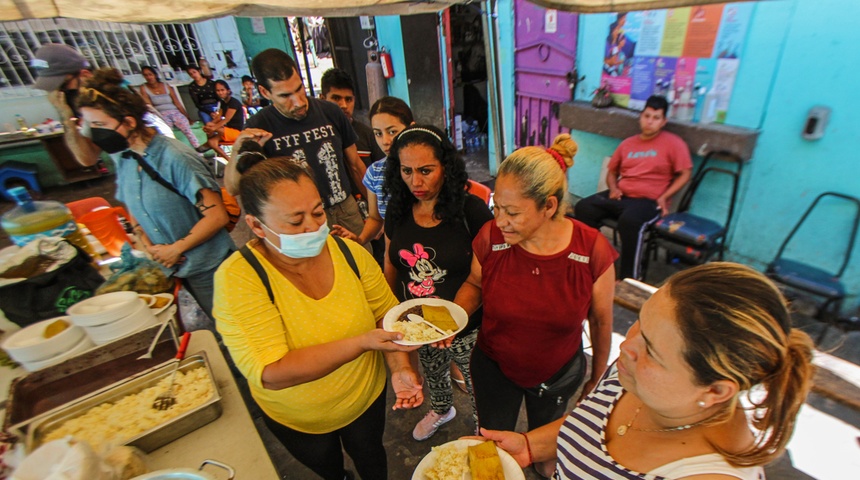 Migrantes reciben comida en albergue "La roca de la Salvación", en Tijuana, Baja California, México.