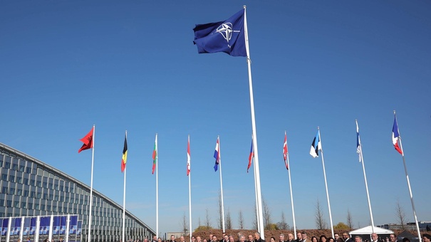 bandera de Finlandia ondea en la OTAN