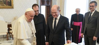 papa francisco recibe balon eurocopa