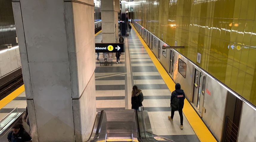 Estación de metro de Finch West, Toronto.