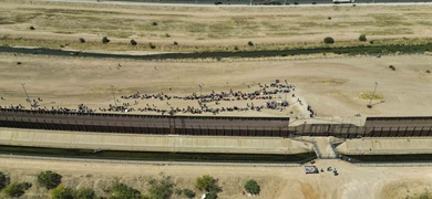 migrantes en muro fronterizo paso texas