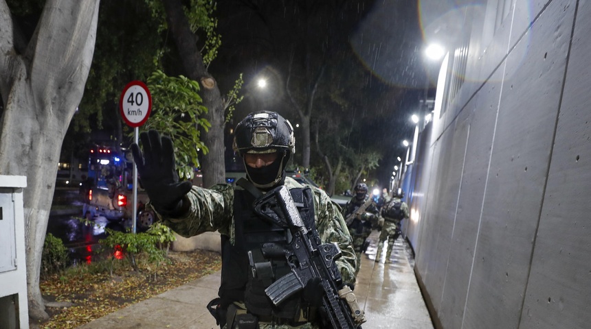 soldado ejercito mexicano vigila