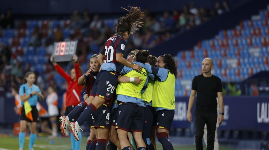 jugadoras levante celebra gol