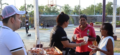 migrantes mexico reciben comida