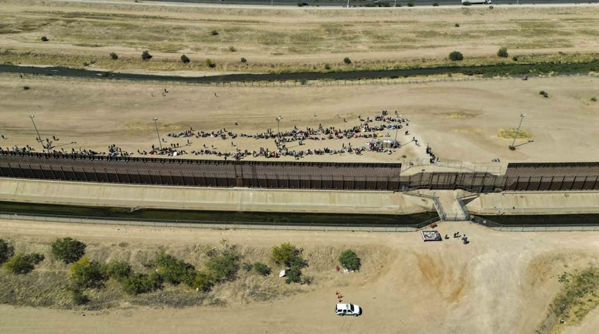 migrantes en muro fronterizo paso texas