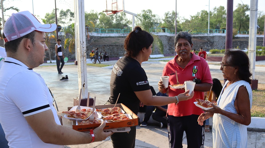 migrantes mexico reciben comida