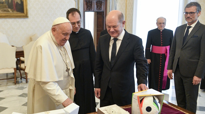 papa francisco recibe balon eurocopa