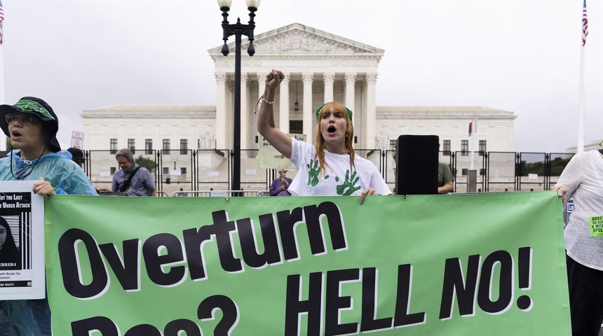 Activistas en favor del aborto protestas afura del Tribunal Supremo de EE.UU