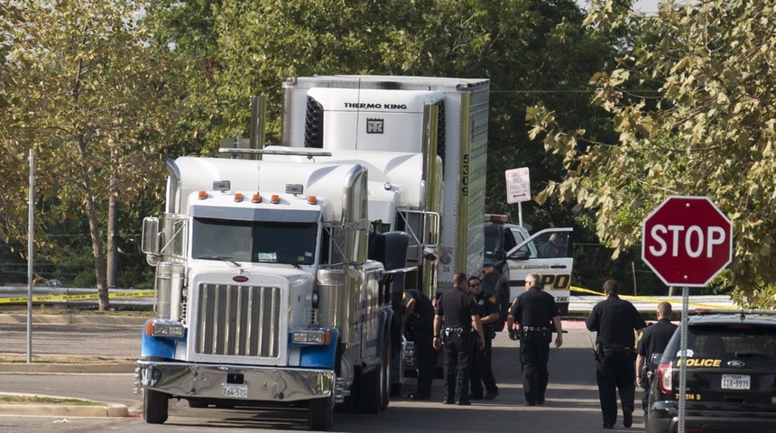 migrantes hacinados en trailer en texas