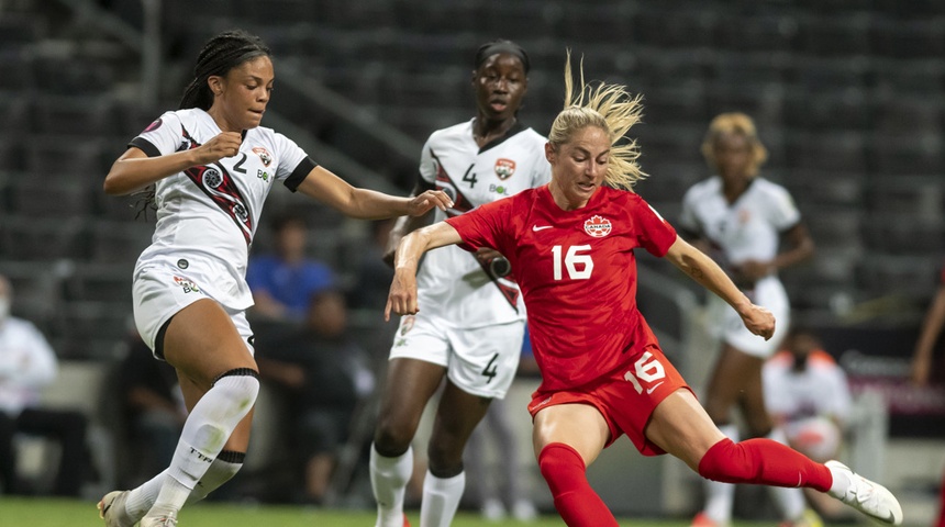 Janine Beckie de Canadá disputa el balón con Chelsi Jadoo de Trinidad y Tobago.