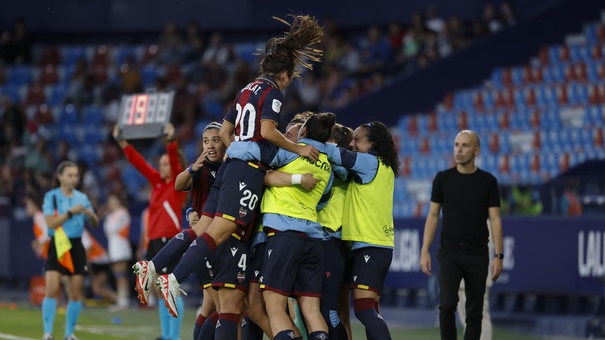 jugadoras levante celebra gol