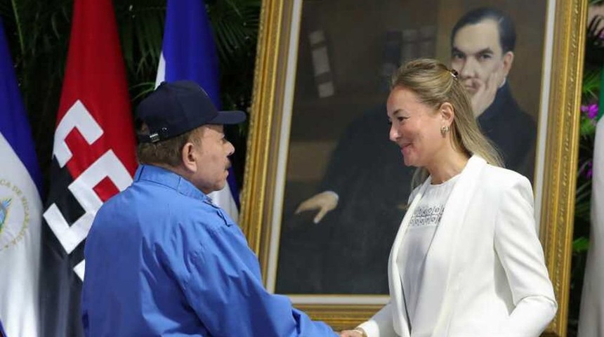 daniel ortega con embajadora espana