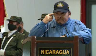 daniel ortega rascandose el ojo